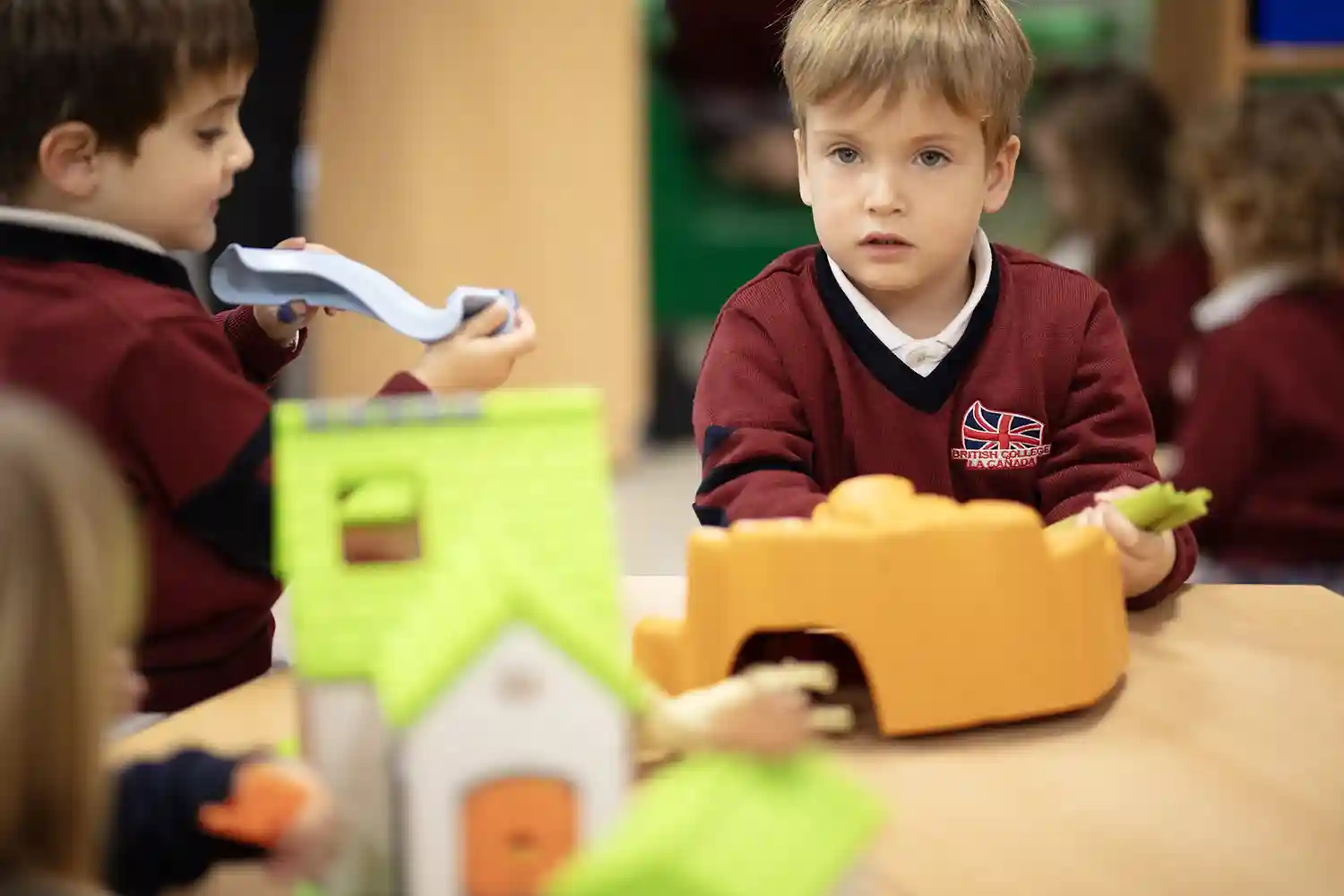 Niños jugando en clase